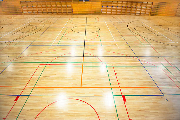 piso de madera con líneas en gran vacío sports hall, europa - school gymnasium parquet floor sport empty fotografías e imágenes de stock