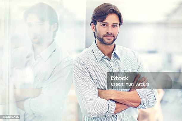 Er Ist Eine Überzeugt Junge Geschäftsmann Stockfoto und mehr Bilder von Geschäftsmann - Geschäftsmann, Lehnend, Mauer