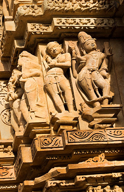 rzeźby człowieka vishvaanatha świątyni, khajuraho, indie, na liście światowego dziedzictwa unesco - khajuraho india indian culture temple zdjęcia i obrazy z banku zdjęć