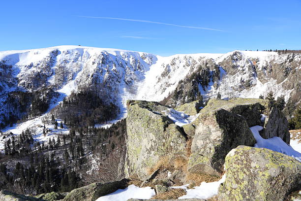 montanhas nevadas de vosges - stosswihr - fotografias e filmes do acervo