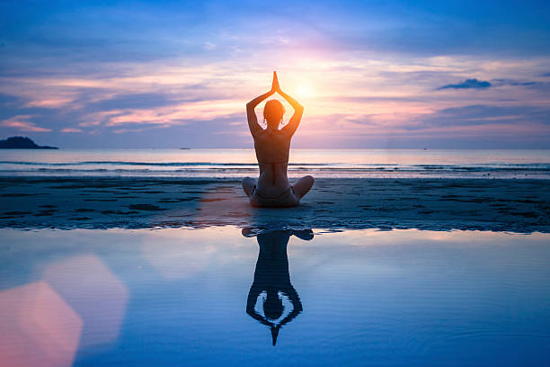 yoga sulla spiaggia del mare, la meditazione. - equanimity foto e immagini stock