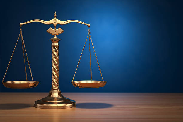 концепция правосудия. закон шкалы на синем фоне. - libra стоковые фото и изображения