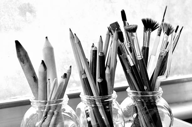 черный и белый фото изобразительного искусства принадлежности. - palette knife painting стоковые фото и изображения