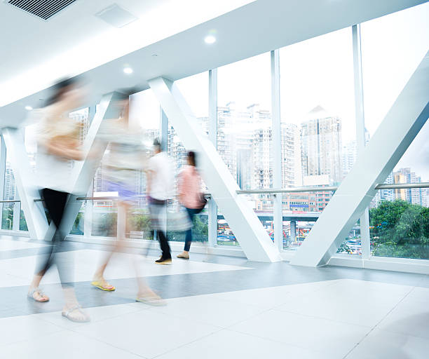 movimento offuscata persone - lobby architecture contemporary people foto e immagini stock