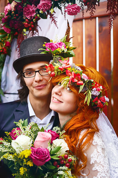 веселая молодая пара в браке - newlywed wedding couple human hair стоковые фото и изображения