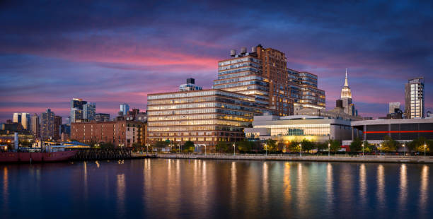 chelsea edifícios ao pôr do sol no rio hudson, cidade de nova iorque - chelsea new york imagens e fotografias de stock