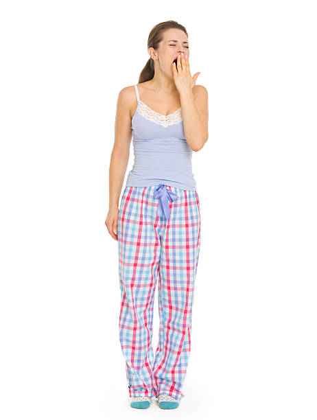 mulher jovem em pijama yawing - wakening imagens e fotografias de stock