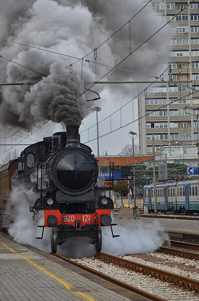 pociąg parowy, pozostawiając station w chmury dymu - engine obsolete old retro revival zdjęcia i obrazy z banku zdjęć