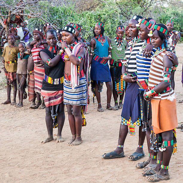 男の子と女の子の伝統的な挙式で evangaty ます。turmi 、エチオピアます。 - dancing africa ethiopian culture ethiopia ストックフォトと画像