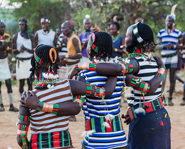 男の子と女の子の伝統的な挙式で evangaty ます。turmi 、エチオピアます。 - dancing africa ethiopian culture ethiopia ストックフォトと画像