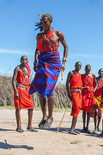 masai mara, kenya, afrika - 12. februar 2010: warriors tanz - masai africa dancing african culture stock-fotos und bilder