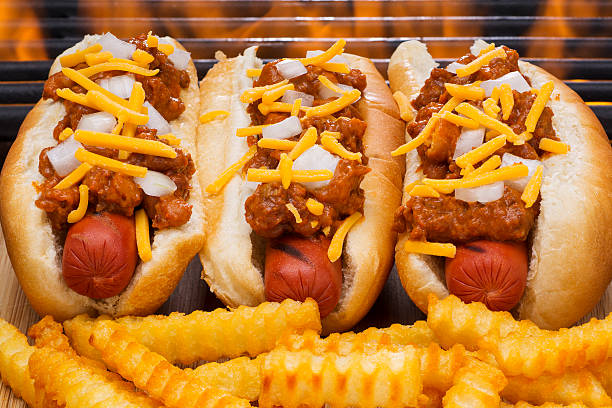 chili-hot dogs und pommes frites - french fries fast food french fries raw raw potato stock-fotos und bilder