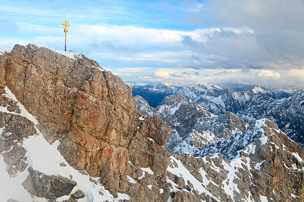 montanha zugspitze, alemanha - zugspitze mountain snow cross shape cross imagens e fotografias de stock