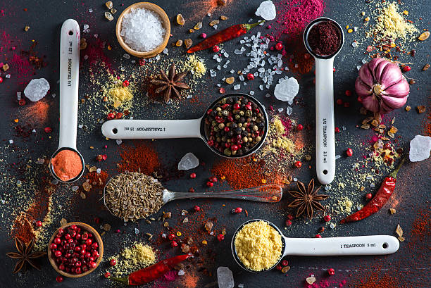 selezione di spezie provenienti da tutto il mondo su sfondo nero - cardamom condiment spice asian cuisine foto e immagini stock