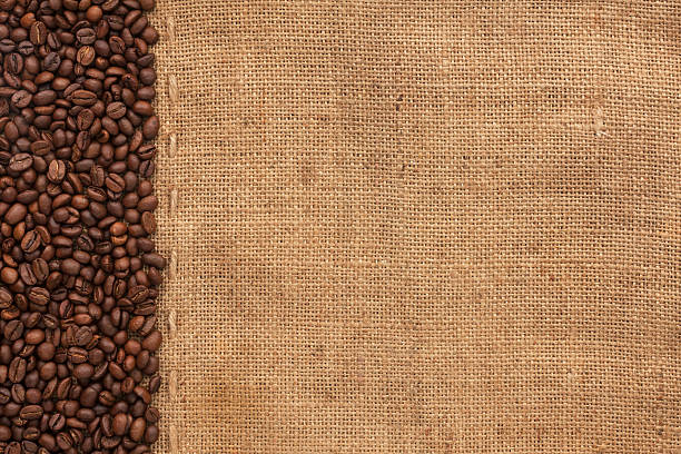 grãos de café em sackcloth deitado - coffee bag burlap textured - fotografias e filmes do acervo