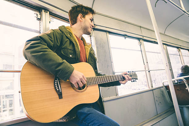 gitarrenspieler performing über öffentliche verkehrsmittel - bussing stock-fotos und bilder