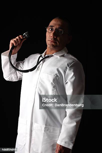 O Seu Médico - Fotografias de stock e mais imagens de Fundo Preto - Fundo Preto, Veterinário, 40-49 Anos