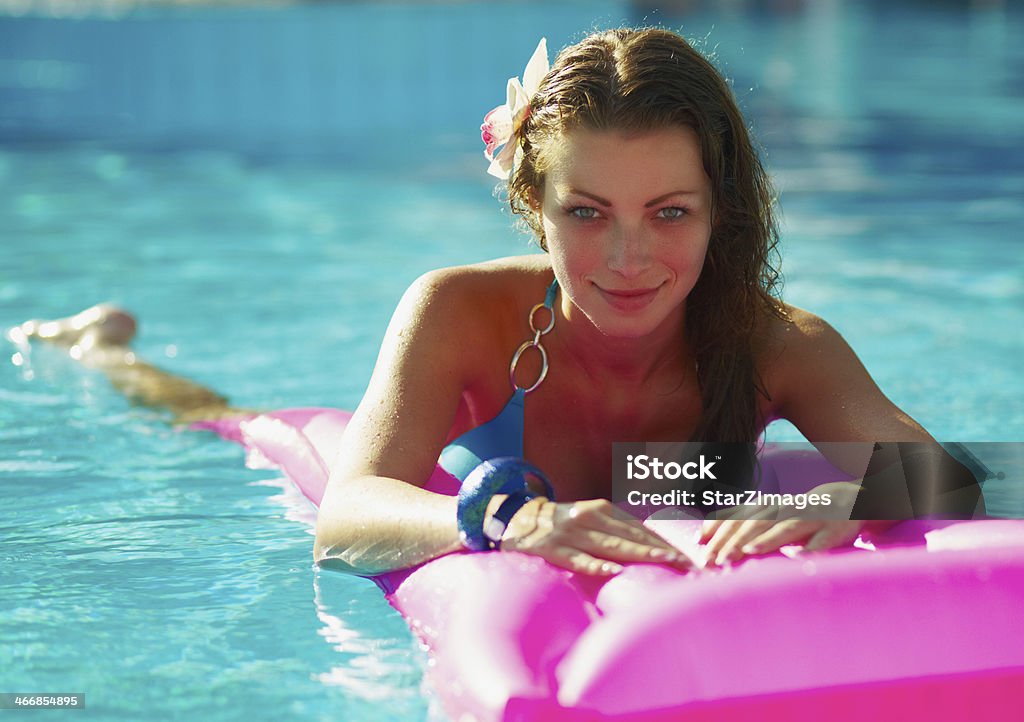 Sexy giovane donna nuotare in piscina - Foto stock royalty-free di Acqua