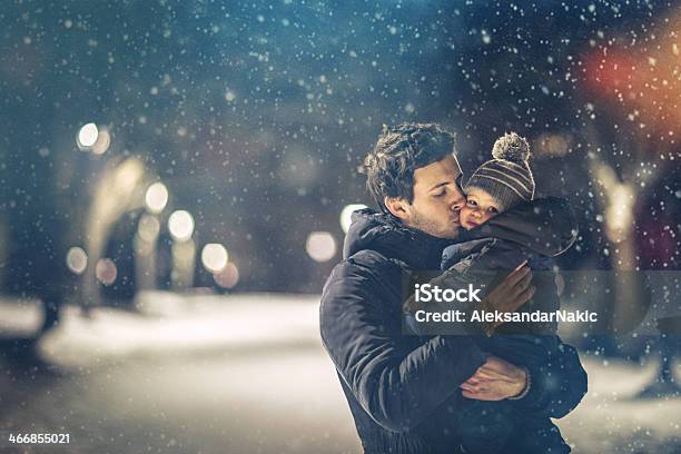 Vater Und Sohn Stockfoto und mehr Bilder von Baby - Baby, Schnee, Alleinerzieher