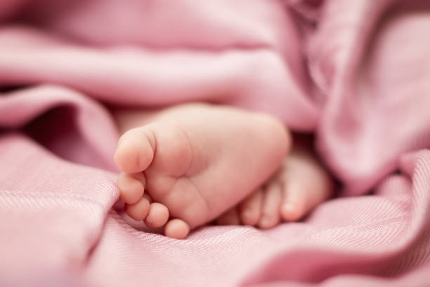 赤ちゃんの足 - beautiful human toe human foot human leg ストックフォトと画像