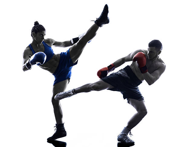 女性のボクサーボクシング男性キックボクシングシルエット絶縁型 - muay thai ストックフォトと画像