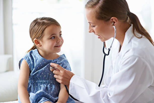 získání její každoroční kontroly - pediatr - stock snímky, obrázky a fotky