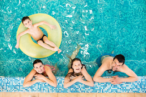 familia en la piscina - early teens child swimming pool swimming fotografías e imágenes de stock