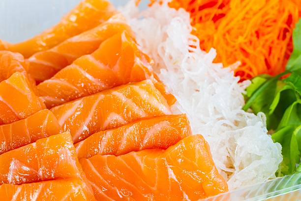 오랑주 연어색 자르다, 슬라이스 - sashimi sushi salad sea 뉴스 사진 이미지