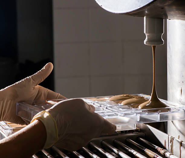 fábrica de chocolate - food industry manufacturing human hand fotografías e imágenes de stock