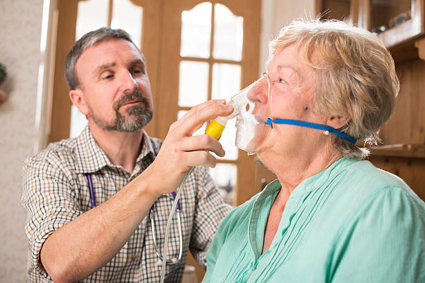 ataque de asma nas mãos seguras - medical oxygen equipment healthcare and medicine 70s mature adult - fotografias e filmes do acervo