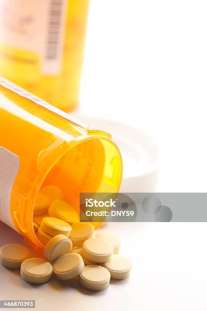 Comprimido Entornar De Um Frasco De Medicamento De Prescrição - Fotografias de stock e mais imagens de Antibiótico