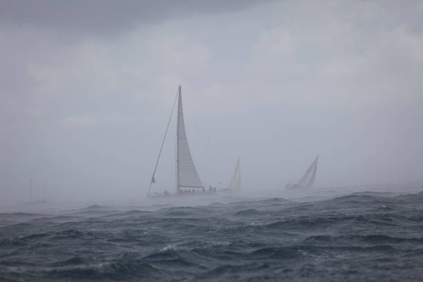 segeln - sailboat storm teamwork competition stock-fotos und bilder