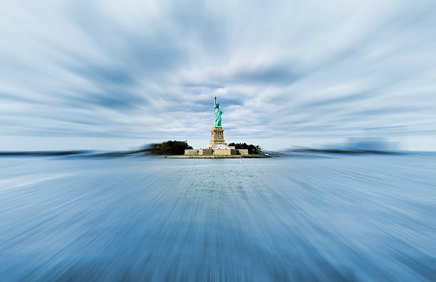 a estátua da liberdade em nova iorque - ilha ellis - fotografias e filmes do acervo