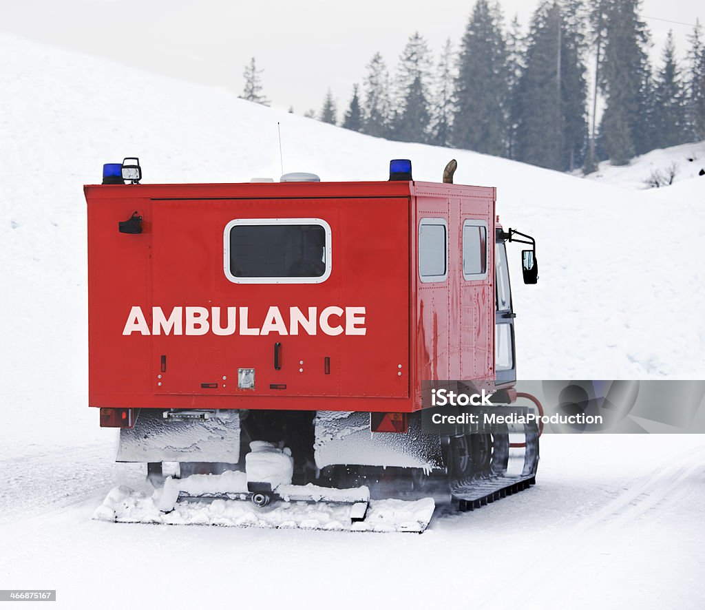 Nieve de ambulancia - Foto de stock de Ambulancia libre de derechos