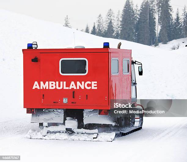 Nieve De Ambulancia Foto de stock y más banco de imágenes de Ambulancia - Ambulancia, Nieve, Accidentes y desastres