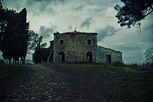 dark abandonado farm. - tuscany abandoned - fotografias e filmes do acervo