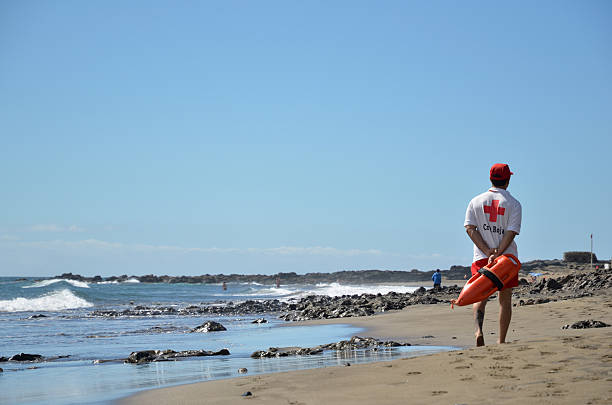 nadador-salvador em permanência na praia - lifeguard association imagens e fotografias de stock