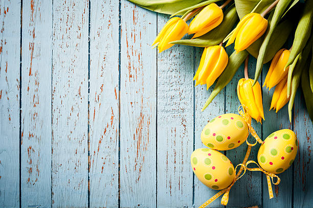 желтый тюльпан цветы на старые деревянные — сезона фон синий - easter egg retro revival tulip decoration стоковые фото и изображения
