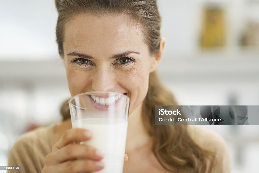 Sonriente mujer joven bebiendo leche - Foto de stock de Leche libre de derechos