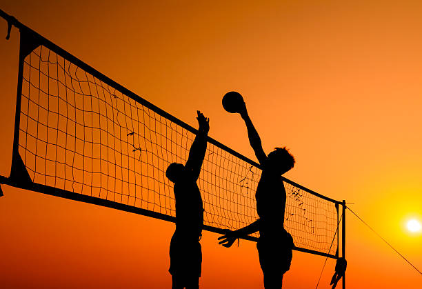 beach-volleyball-silhouette - volley stock-fotos und bilder