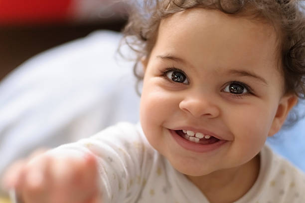 photo de souriant bébé fille - bouclette de cheveux photos et images de collection