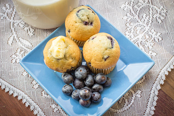 черничный кексы - muffin blueberry muffin blueberry butter стоковые фото и изображения