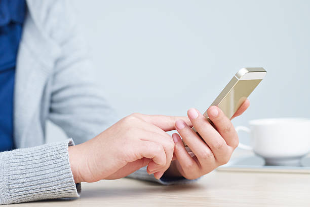 女性の携帯電話を使用して - line ストックフォトと画像