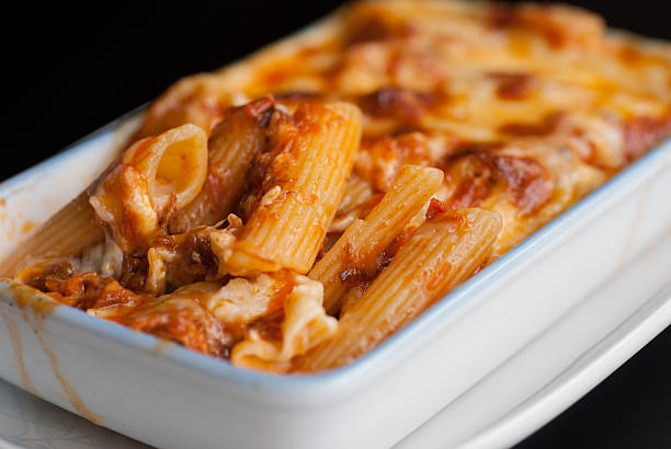 gebackene penne pasta mit tomaten sauce und käse - penne rigatoni pasta tomato pasta stock-fotos und bilder