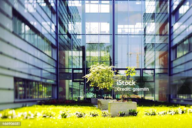 Edificio Foto de stock y más banco de imágenes de Aire libre - Aire libre, Ajardinado, Arquitectura