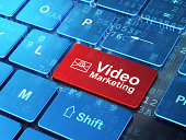 e-mail-und-video-marketing-auf-computer-