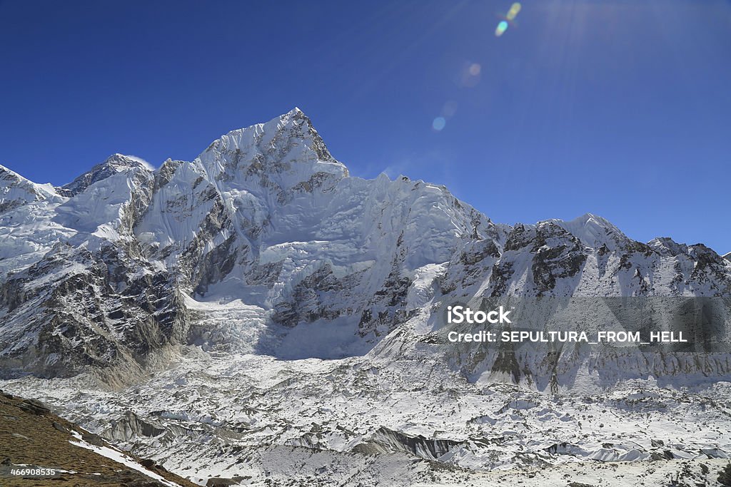 nuptse Cimeira ao lado do everest de kallapather - Foto de stock de Azul royalty-free