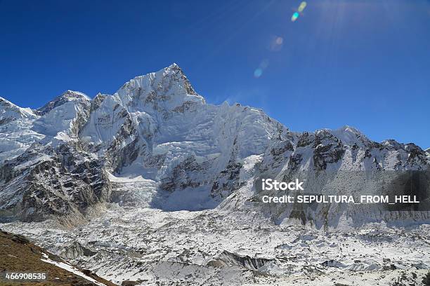 Foto de Nuptse Cimeira Ao Lado Do Everest De Kallapather e mais fotos de stock de Azul - Azul, Exterior, Fotografia - Imagem