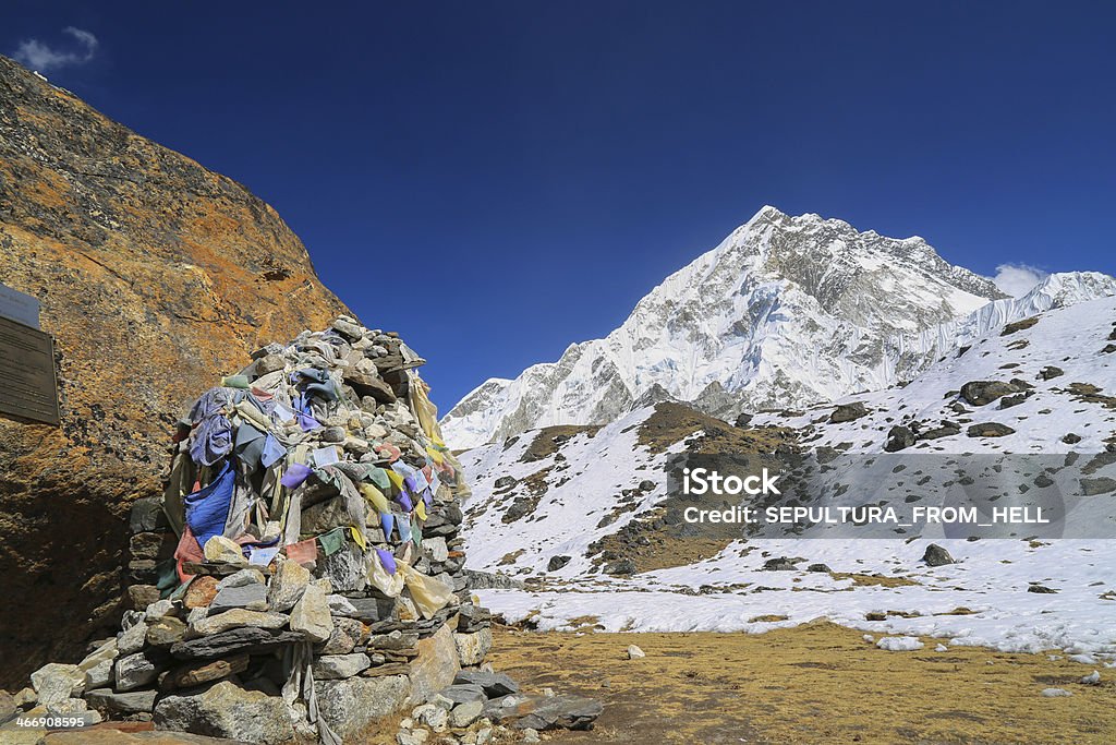 memorial de alpinista ao lado do everest - Foto de stock de Bandeira royalty-free