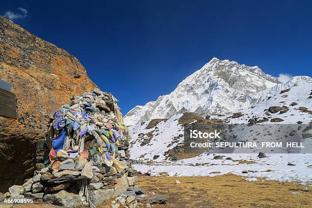 Foto de Memorial De Alpinista Ao Lado Do Everest e mais fotos de stock de Bandeira - Bandeira, Estrada da vida, Exterior